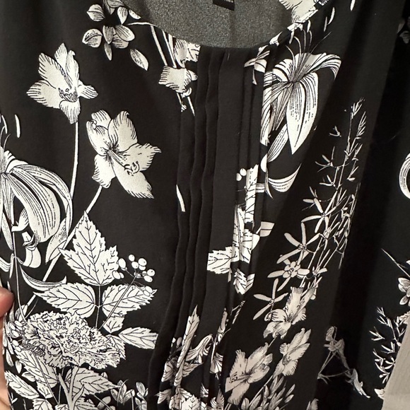 Banana republic ruffle front tank size large - Picture 2 of 4